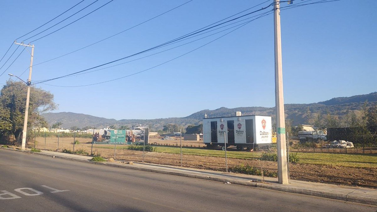 ¿Recuerdan que López Mateos fue nota porque colapsaron sus vialidades debido a la explosión de "cotos"?

Les tengo una historia:

Ahora hasta Dalton, una AUTOMOTRIZ que se dedica a reventa de autos usados, está construyendo un "coto" ahí.