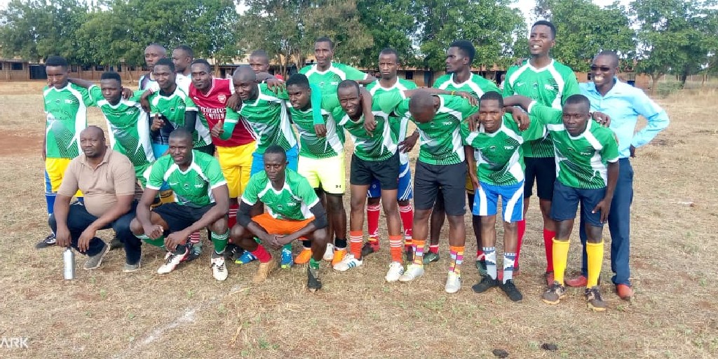 BornFreeKenya's tweet photo. Human Wildlife conflict, bushmeat and fence vandalism are challenges affecting the residents of Kathithine, near Meru National Park. Born Free has been addressing these issues through sports and talks, to devise solutions that assist the communities. #sportsforconservation https://t.co/ED5KLW2Jlt