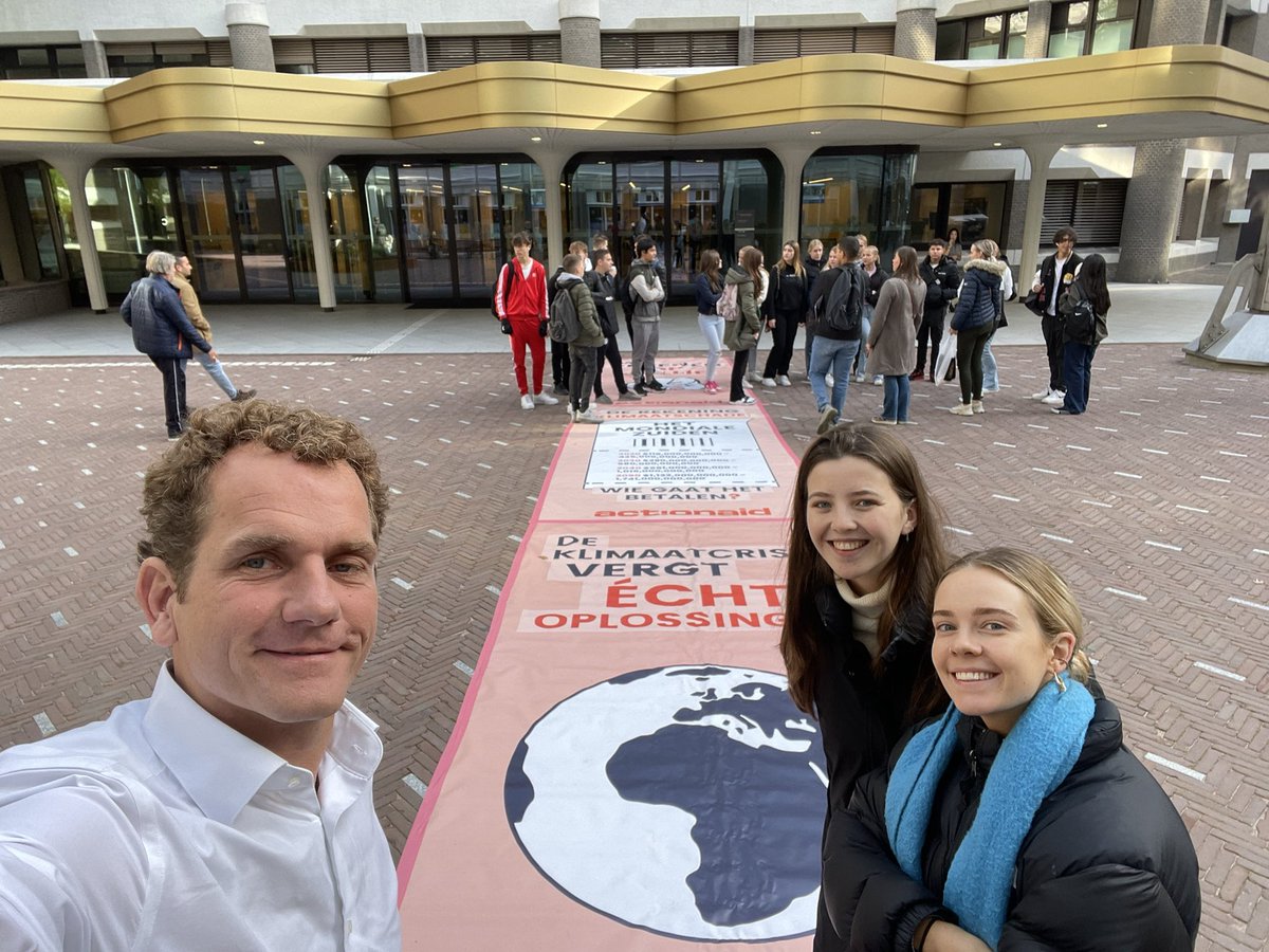 Joris_PvdA's tweet photo. Vanochtend langs bij @ActionAid_NL die voor de Tweede Kamer opriepen om een doorbraak te forceren bij de aankomende klimaatconferentie. Ontwikkelingslanden ondervinden nu al schade van klimaatverandering, hebben amper bijgedragen aan de CO2 vervuiling en willen dus compensatie. https://t.co/E81cIUhcJd