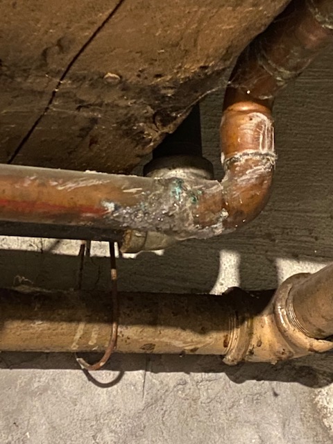 AnthonysellsMN's tweet photo. When you hire someone cheaper to do a repair 🤣

Hired a "plumber" off @Taskrabbit and this is the repair he made on my pipe. The picture on the left is the repair and the picture on the right is the original leak.  It even took him 3 hours to perfect his craft!! @TaskrabbitFail https://t.co/I02go5vXWT