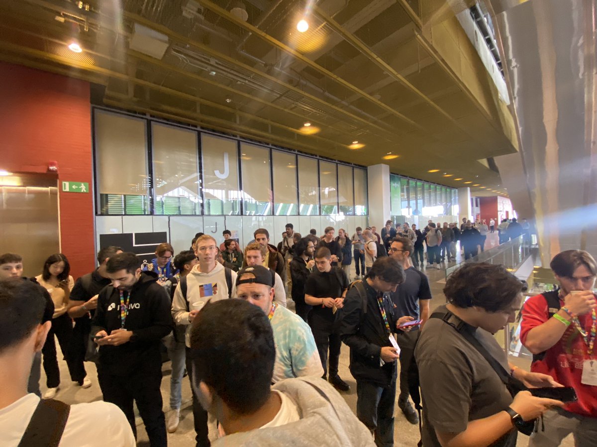 The line for <a href="/_emjlin/">Emily</a>’s workshop on Bridging at <a href="/EFDevcon/">Ethereum Devcon</a> is insane 🤯 #nopressure