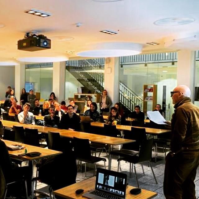 michelacomte's tweet photo. Talking to a group of scientist on my #EngineeringLifeAndUs project at their laboratory s in Basel. The #ethics of ENGENEERING Life. How far can we go. Read #HackingDarwin by #JamieMetzl https://t.co/rDFxJxXa23