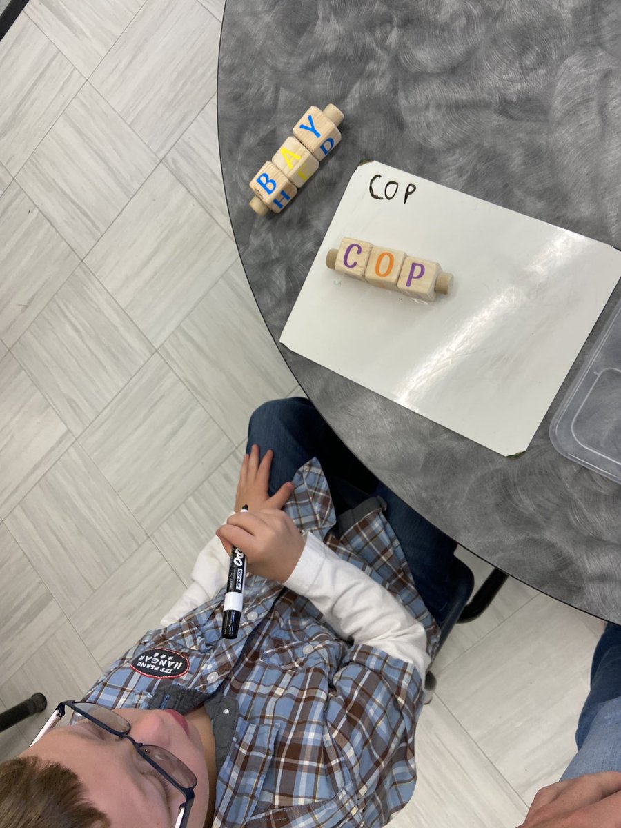 TorresKinders's tweet photo. We can blend to discover words and nonsense words.🥰 @alcdsb_olmc https://t.co/oGNOCo0Ial