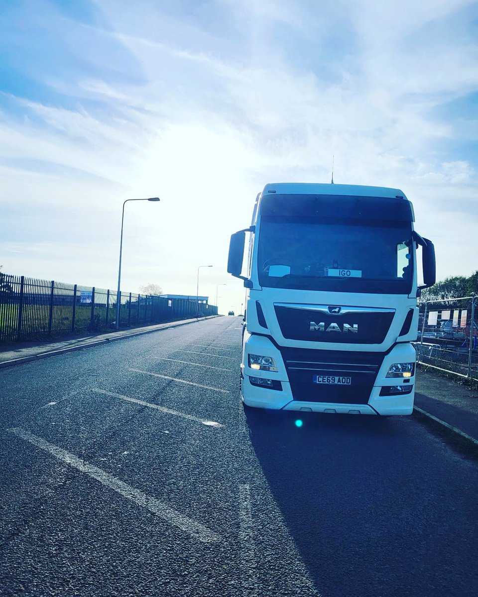 What a beautiful day driver Igo is having🏴󠁧󠁢󠁷󠁬󠁳󠁿 🚛 

#HGV #HGVdriver #transport #haulage #roadtransport #bosslady
