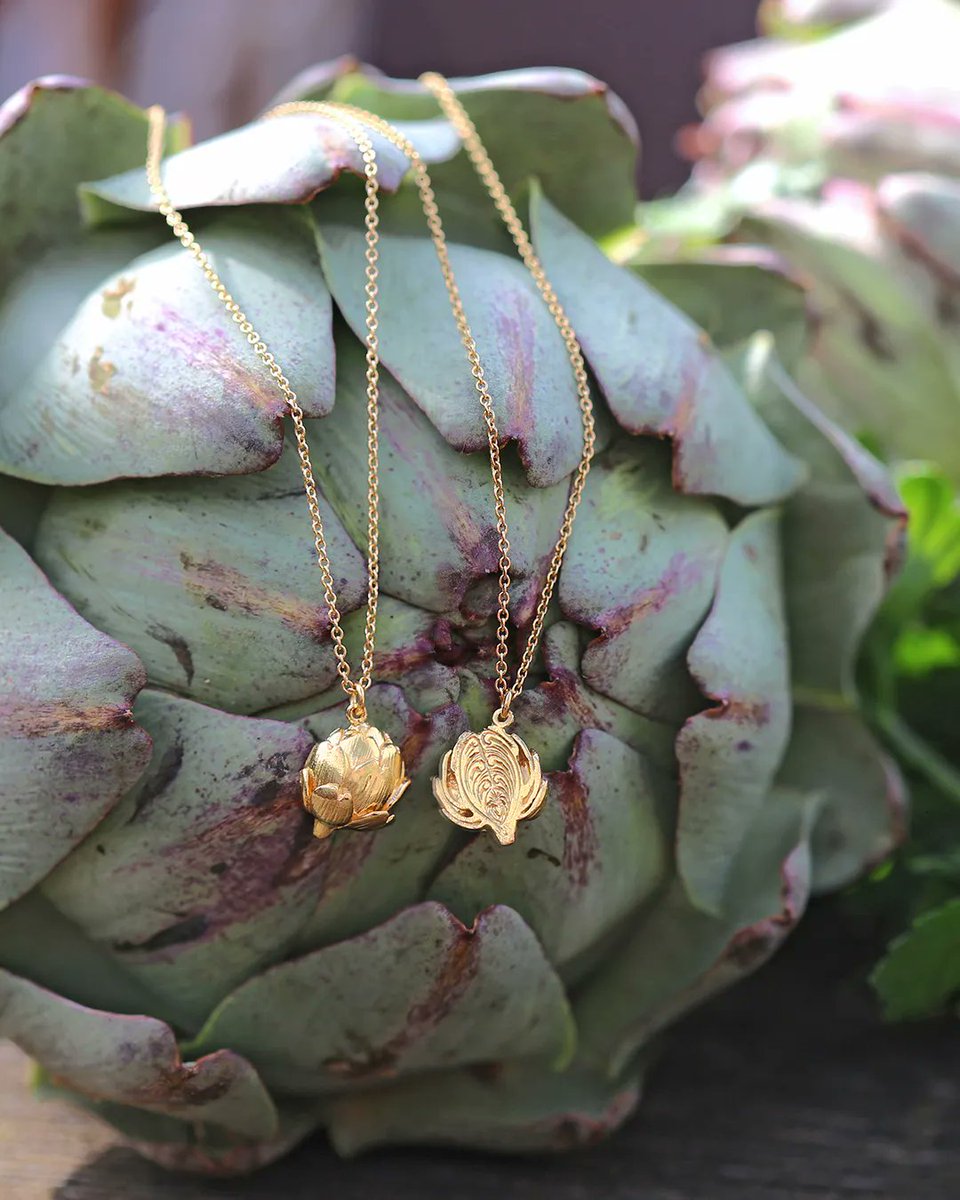 If you love an artichoke just as much as we do, this one's for you!

Layers of overlapping leaves are split open to reveal a detailed artichoke heart engraving.

Discover the full collection here: bit.ly/3g2eVdA ✨