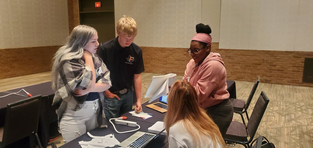 Rowlett_JRN's tweet photo. Our Aiyana offering pre-cal help to a fellow yearbooker from Frisco HS. #WEROC @RHS_Eagles @NTX_yearbooks https://t.co/jy2CWstREQ