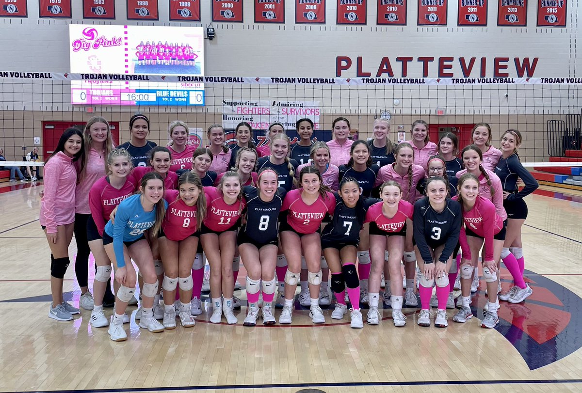 🏐💙💗Both teams last night at the Dig Pink event! 💙💗🏐
