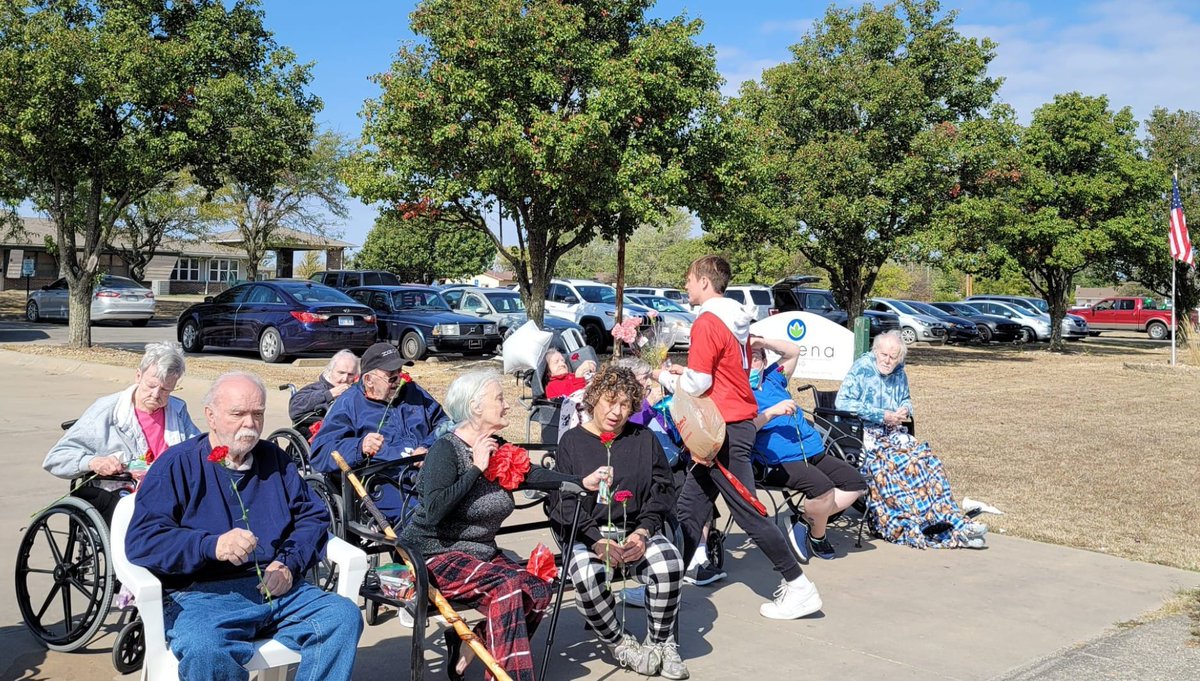 rosehillchamber's tweet photo. This warms our hearts! We're so happy you joined us at the Fall Festival, Advena Living at Fountainview. We loved your float in the parade! 🍂🍁

#rosehillks #chamber #rosehillchamber #rosehillchamberofcommerce #assistedliving #advenaliving https://t.co/4us1A49UEb