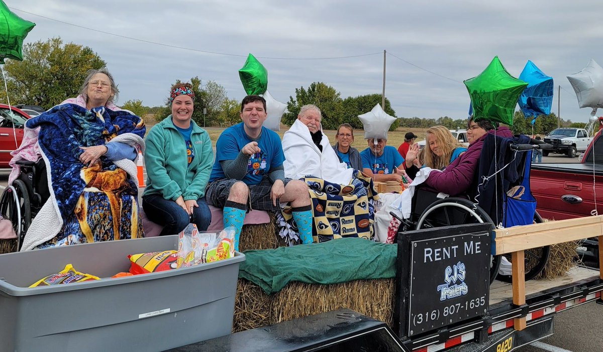 rosehillchamber's tweet photo. This warms our hearts! We're so happy you joined us at the Fall Festival, Advena Living at Fountainview. We loved your float in the parade! 🍂🍁

#rosehillks #chamber #rosehillchamber #rosehillchamberofcommerce #assistedliving #advenaliving https://t.co/4us1A49UEb