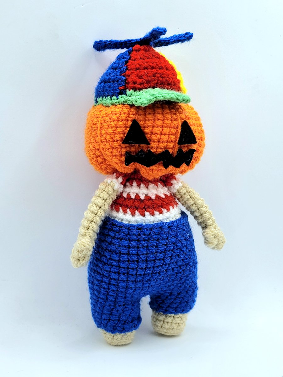 ElGorminator's tweet photo. Dernier amigurumi de notre série Halloween : Bobby ! La citrouille qui voulait devenir un humain. Il mange des gens pour pouvoir se transformer un jour mais en dehors de ça, il est très gentil !

#crochet #amigurumi #handmade #art #halloween #plushie #craft #pumpkin https://t.co/TSEYMOeaKL