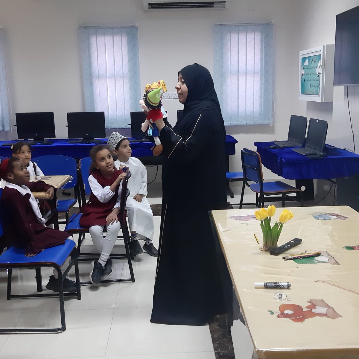 EduGovDhr7276's tweet photo. نفذت الأخصائية الاجتماعية أ.نورة الشندودية حصة إرشادية لطلبة الحلقة الأولى بعنوان (كيف أحمي جسمي) بهدف توعيتهم بأهمية الدفاع عن أنفسهم وطرقه👍 https://t.co/o4VgGFkPrs