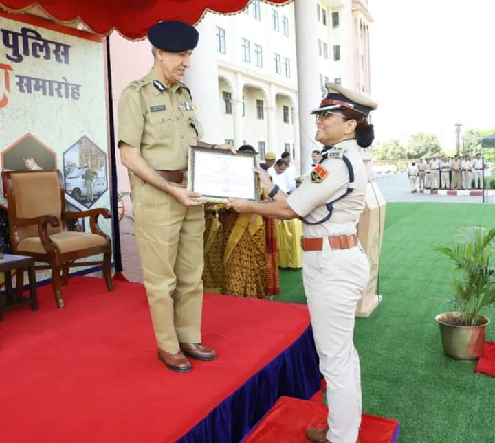 puspendar_meena's tweet photo. DGP एमएल लाठर ने किया श्रीमती #लता मनोज कुमार जी #आईजी जयपुर को #डीजीपी डिस्क से किया सम्मानित, आईजी के पद पर बेहतर काम के लिए लता जी को मिला सम्मान 🙏🏻🌹
@mehar_manoj जी 
#congratulations ji
#jaipurpolice https://t.co/4WfkGi9wJ2