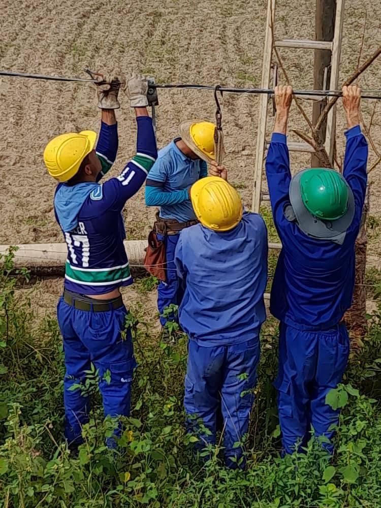 Intensas jornadas de trabajo en el que el cansancio y el agotamiento llega, pero la voluntad se impone porque se trata de restablecer los servicios de <a href="/ETECSA_Cuba/">ETECSA</a> en la provincia de #PinardelRio #CubaSeRecupera