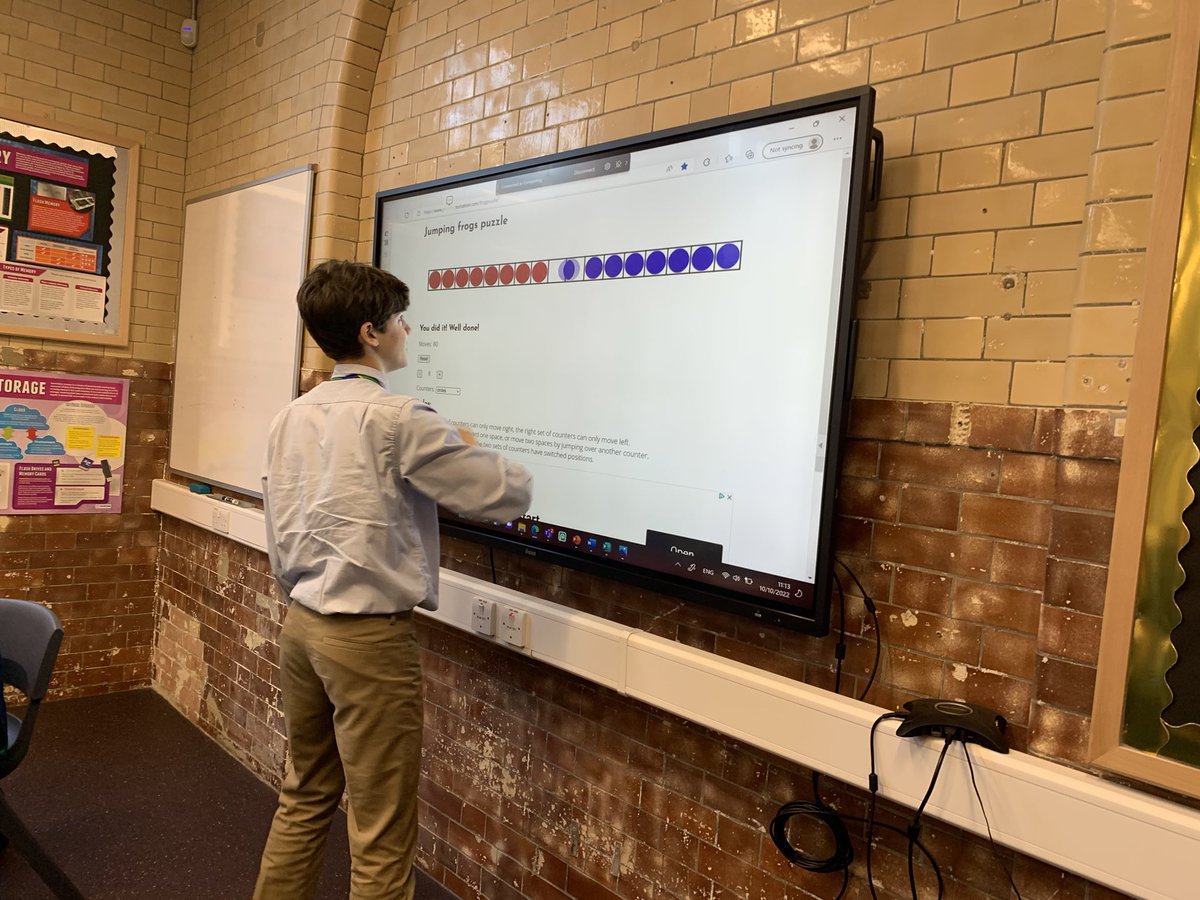 MaidaValeComp's tweet photo. Year 10 working on pattern recognition and trying to sort the jumping frog puzzle #MVS #MVScomputerscience #Algorithms https://t.co/8JsQMcEuzb