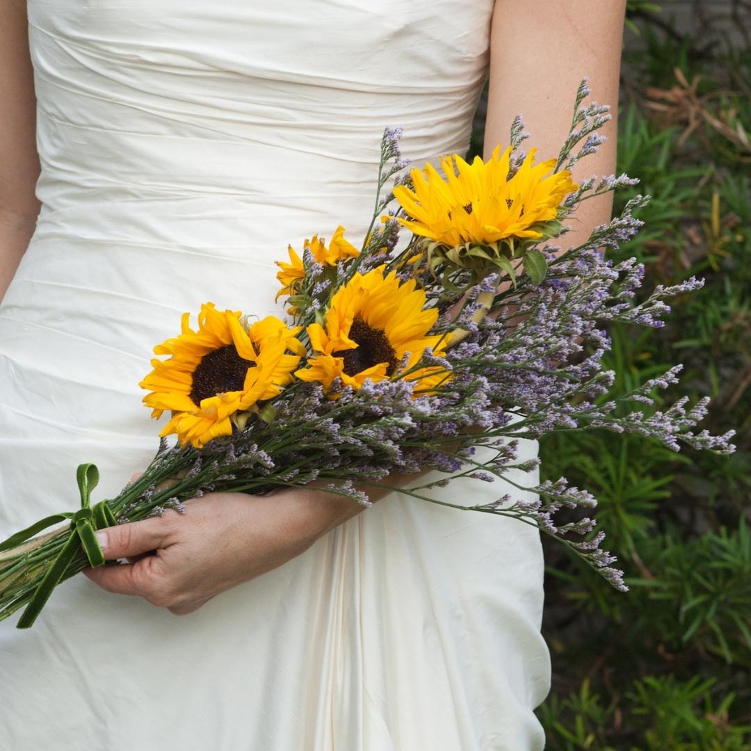 Brighten up your day with a sunflower wedding bouquet! Sunflowers stand tall and bright and always face the sun. They stand for adoration, faith and loyalty — how perfect for your wedding? 
-
Click the link to read more 😊 🌻 
bit.ly/3ecKocE