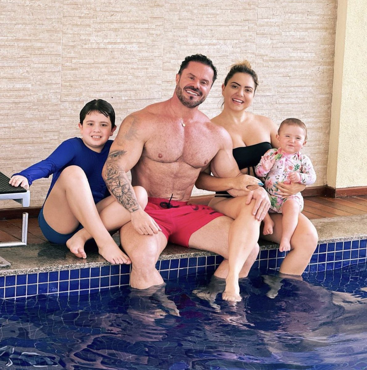 O sucesso de um homem é medido por suas conquistas, mas engana-se quem acredita que isso está totalmente ligado a bens materiais…

Pra mim, sucesso está ligado a equilibrar com profunda maestria 3 pilares:
Carreira;
Vida pessoal;
Vida familiar.