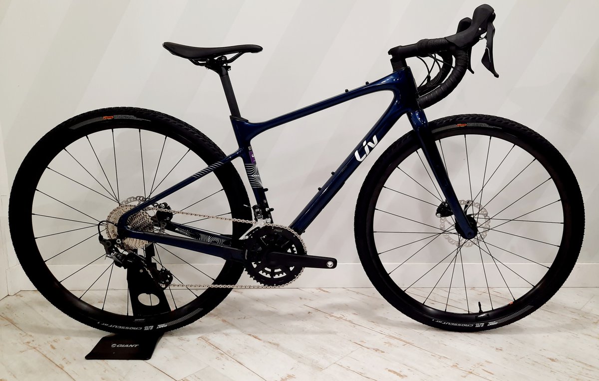 Window Wednesday! 🙂Its all about the detail. The Liv Devote Advanced 2, ready to sail up climbs and accelerate quickly on paved or gravel roads.... Fun times ahead! 🌳🚴‍♂️🍂

 #livcommitted #livcyclinguk #womenincycling #adventurerides