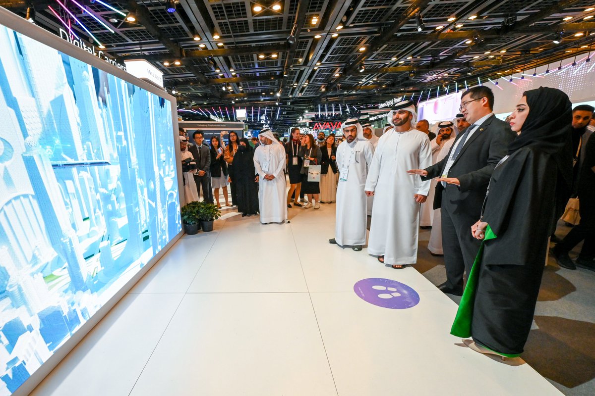 DXBMediaOffice's tweet photo. . @sheikhmansoor bin Mohammed tours GITEX GLOBAL 2022, the world’s largest technology show being held at the Dubai World Trade Centre. https://t.co/giBOmSM0ZQ