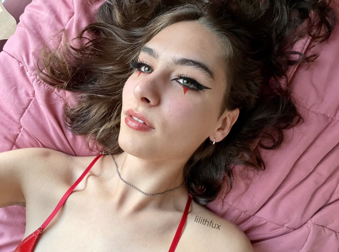 𝔩𝔦𝔩𝔦𝔱𝔥 𝔣𝔲𝔵 top 3% on Twitter: "I’m single.. anyone want a trans