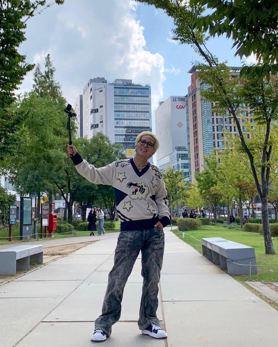 kenzo's tweet image. Rapper Mino, spotted wearing the #KENZOFW22 Merino Wool Jumper by @nigoldeneye in the streets of Seoul.

#KENZONIGO