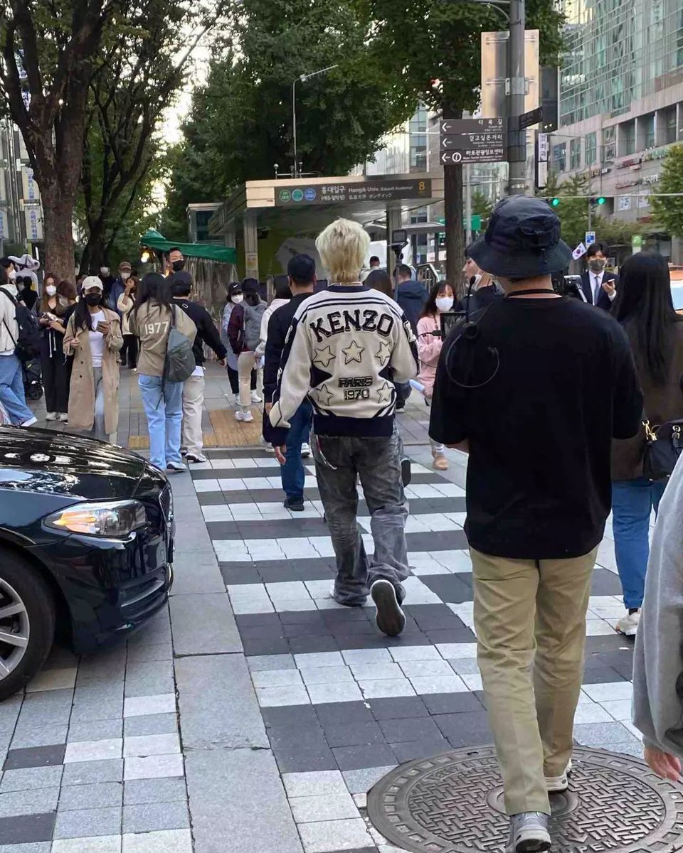 kenzo's tweet image. Rapper Mino, spotted wearing the #KENZOFW22 Merino Wool Jumper by @nigoldeneye in the streets of Seoul.

#KENZONIGO