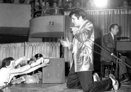 70seIvis's tweet photo. getting to see him perform live in the early days must’ve been an EXPERIENCE https://t.co/uYXQ0mtcXE