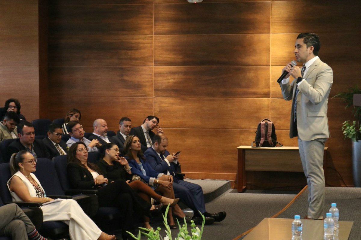 RicardoObandoM's tweet photo. #ModeloWarintza y Academia @UnivEcotec !!!  un espacio necesario para profundizar el debate de la industrialización del país. Minería responsable y  #cobre como herramientas fundamentales para nuestro desarrollo 🇪🇨. Excelente evento @RRedmin  @EnergiaMm @RecNaturalesEC https://t.co/fbRZaW7wzD