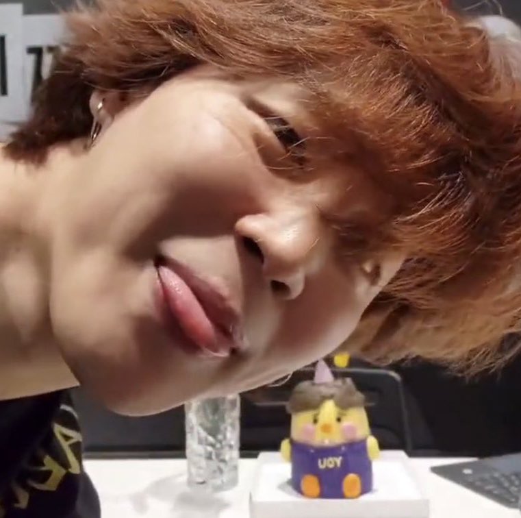 PJM_vocal's tweet photo. THIS 2 SEC CLIP I JUST WANT TO HUG JIMIN ONCE BOOP HIS NOSE ONCE TOUCH HIS FACE AND SAY I LOVE YOU TO THE END OF THIS WORLD, MY HEART WILL BRUST https://t.co/SXCzc0J4S3