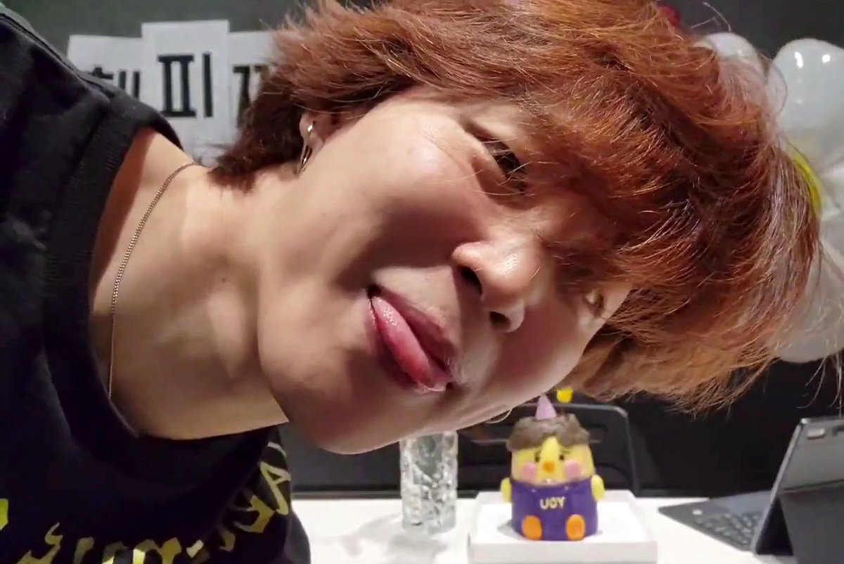 🐥: Gracias a todos por venir y celebrar mi cumpleaños.

🐥: Todos estamos anticipando mucho y preparándonos mucho para el concierto, reunámonos todos allí (en Busan)

🐥: Por favor tenga mañana y el día después de, un día feliz y nos vemos pronto.

#JIMINDAY <a href="/BTS_twt/">방탄소년단</a>