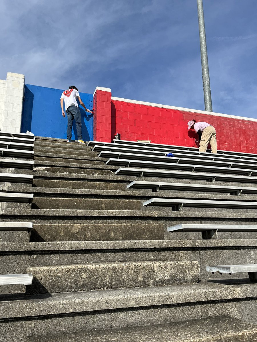 stillapanther's tweet photo. Seniors and Ms. Gardner giving the stadium a refresh ahead of Homecoming #rollpride @DrJackson_EDU @HermitageHS https://t.co/1XkMIHPNbO