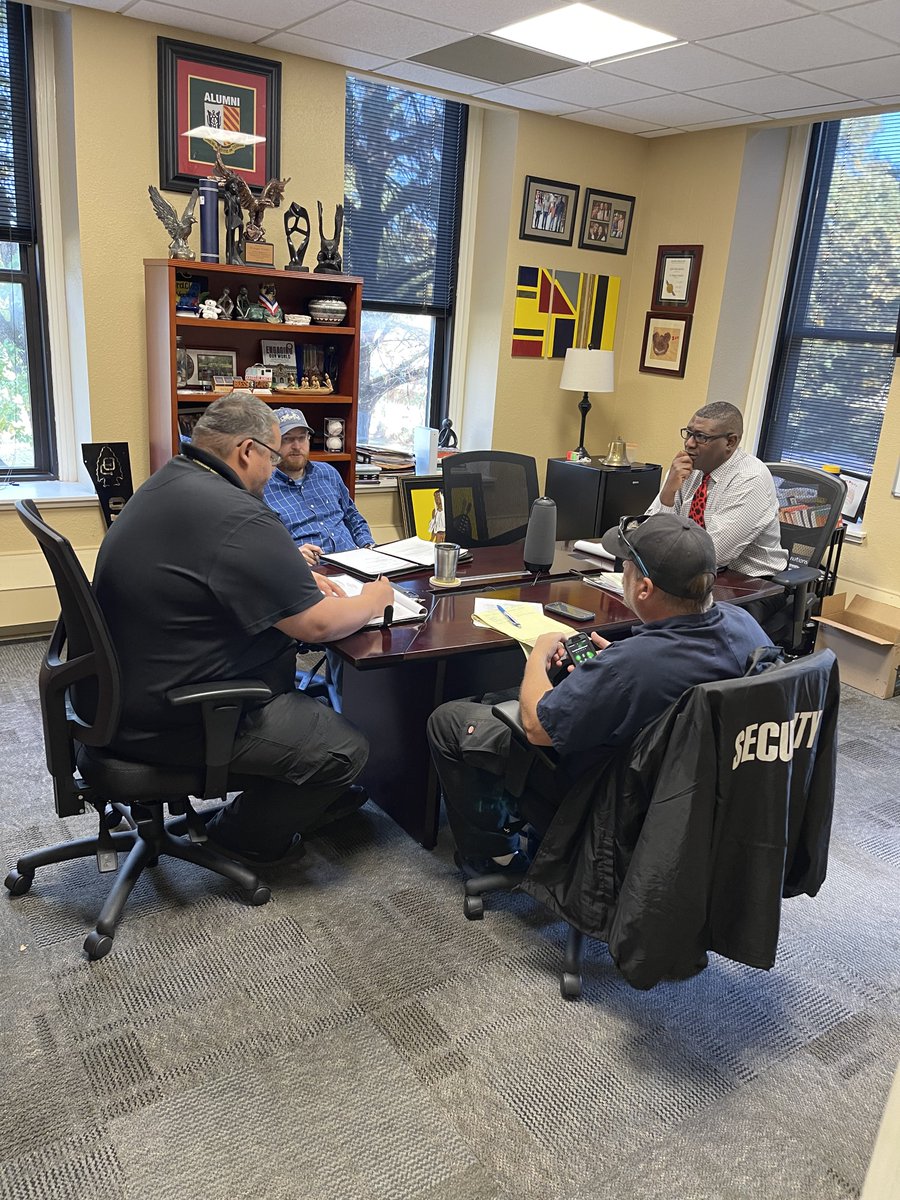 DocReggies's tweet photo. Monthly Campus Safety & Emergency Management meeting. Honored to work with dedicated colleagues #OUKS @OttawaU #appreciate https://t.co/V1bOwQU0uJ