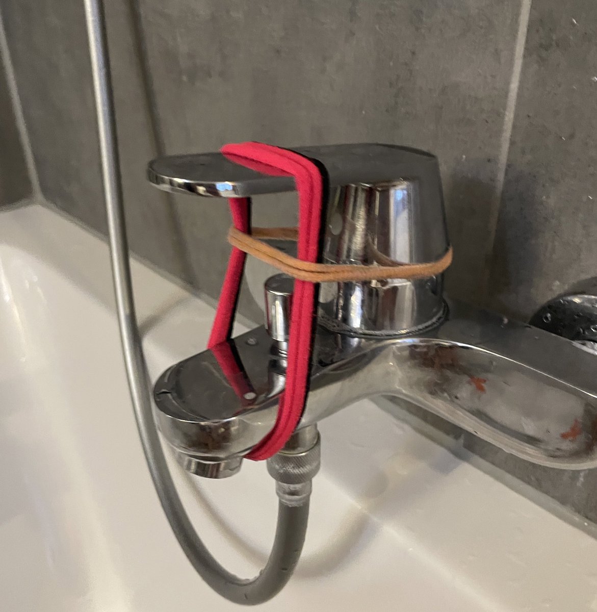 Frosch_Mama's tweet image. Wasser sparen, Kleinkind-Edition.