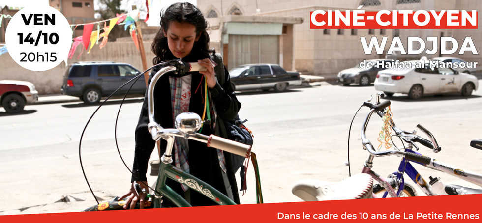 Cinema_ARVOR's tweet photo. 🎬Au #CinéArvor un #CinéCitoyen👉🏻#Wadjda d' @HaifaaMansour
🔹Wadjda a 12 ans et rêve de s'acheter un beau vélo vert... Un film sensible et intense.
🚲Dans le cadre du 10ème anniversaire de @lapetiterennes (Atelier d'auto-réparation de vélos).
#Rennes @Le_Pacte @gouzeric https://t.co/fGBGqVCKDn