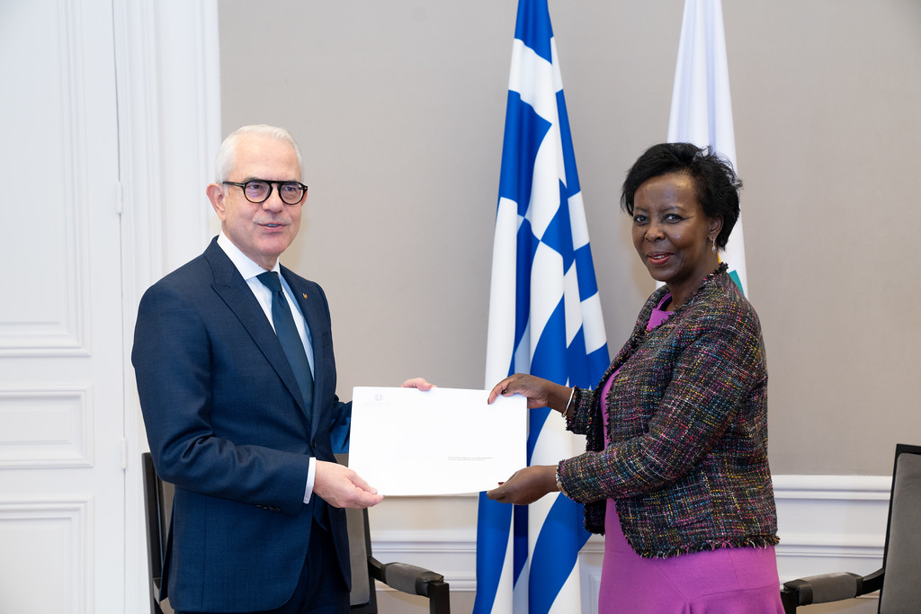 La SG de la #Francophonie a reçu les lettres de créance de M. ZEVELAKIS, Rep. personnel, Ambassadeur Extraordinaire et Plénipotentiaire de #Grèce🇬🇷 en France. La coopération entre l’OIF et la Grèce, notamment dans le domaine de l’#économie, a été au cœur de leur discussion.