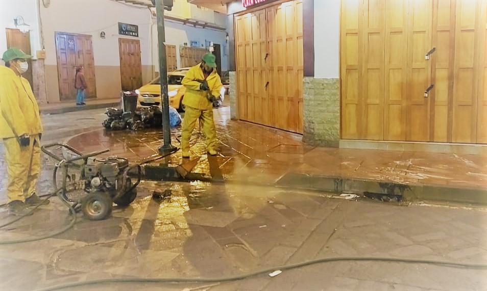 emac_ep's tweet photo. ¡Nuestra labor no se detiene!🤝

Nos comprometemos a diario, por mantener una #Cuenca verde, limpia y saludable.🍀

Los obreros recorren calles, avenidas, plazas y parques para realizar trabajos de barrido, baldeo y limpieza.

¡Contribuyamos a su labor, manteniendo limpia Cuenca! https://t.co/0HBEjOf4Eb