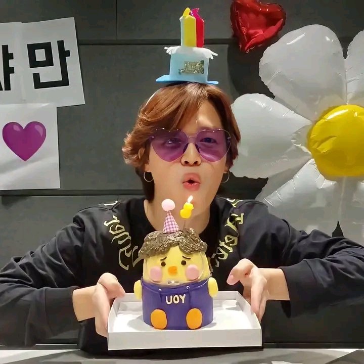 Apobangpomoon7's tweet photo. Happy birthday our mochi💜✨lil mochi turn into big mochi😭😭
#JIMIN 
#JiminDay2022 
#JIMINDAY 
#HappyJiminDay 
#HappyBirthdayJimin https://t.co/su5VC9ZJeh