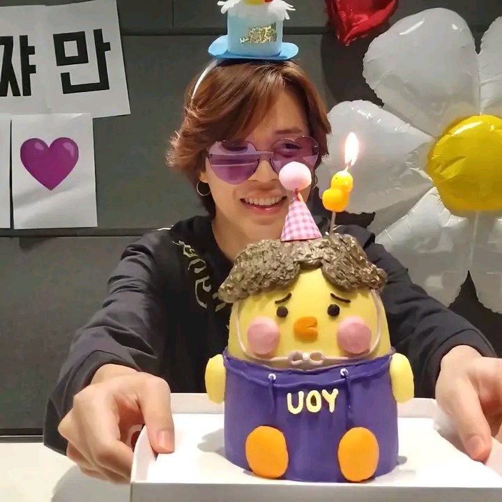 Apobangpomoon7's tweet photo. Happy birthday our mochi💜✨lil mochi turn into big mochi😭😭
#JIMIN 
#JiminDay2022 
#JIMINDAY 
#HappyJiminDay 
#HappyBirthdayJimin https://t.co/su5VC9ZJeh