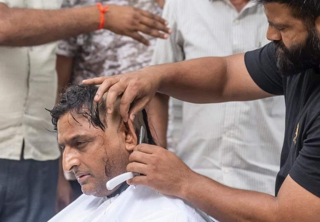 BrijeshChahar11's tweet photo. ये बहुत ही मार्मिक क्षण हैं।
पिता के न होने का दुःख समझता हूं।
हम सभी गठबंधन के साथी आपके इस दुःख में साथ है।
#MulayamSinghYadav #RLDagra #RIPnetaji https://t.co/nIoU6dGJxB