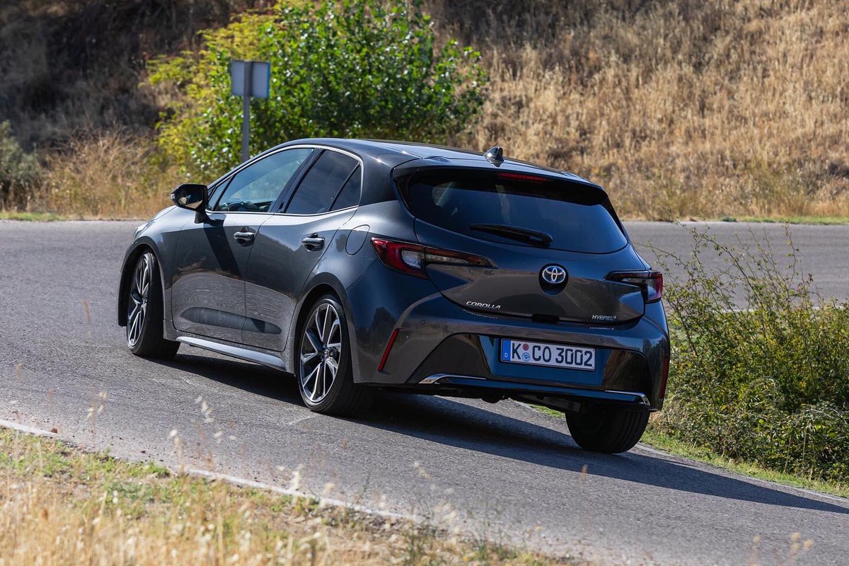 MotorPias_of's tweet photo. Nuevo @Toyota_Esp Corolla. 
Llega el lavado de cara al popular compacto de la marca nipona. 
Estará disponible en tres carrocerías: compacto, sedán y Touring Sport. 
#toyota #toyotacorolla #toyotaespaña #toyotacorollahatchback #toyotacorollasedan #toyotacorollatouringsports https://t.co/J8Dq1RensK