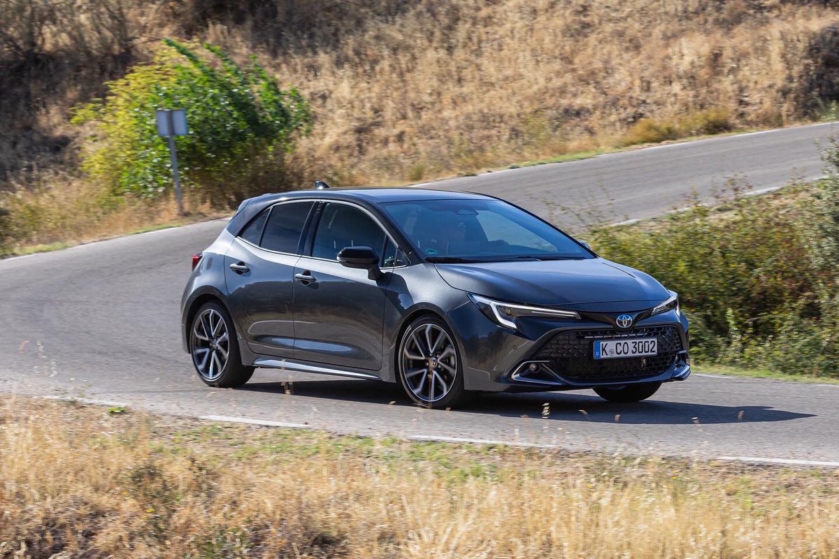 MotorPias_of's tweet photo. Nuevo @Toyota_Esp Corolla. 
Llega el lavado de cara al popular compacto de la marca nipona. 
Estará disponible en tres carrocerías: compacto, sedán y Touring Sport. 
#toyota #toyotacorolla #toyotaespaña #toyotacorollahatchback #toyotacorollasedan #toyotacorollatouringsports https://t.co/J8Dq1RensK