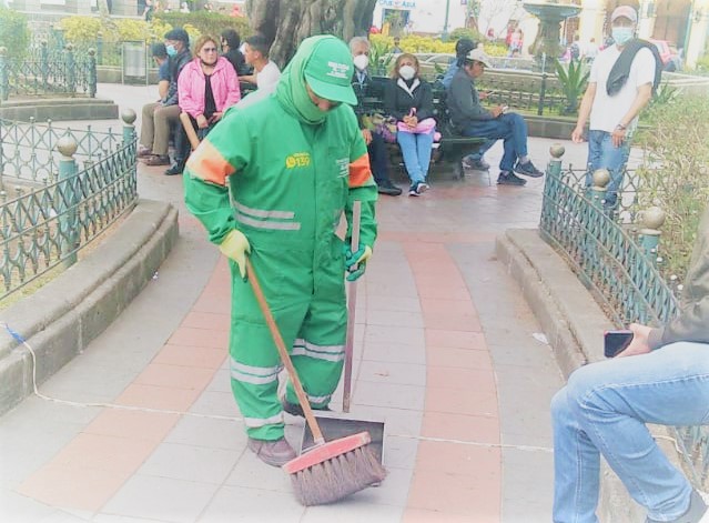 emac_ep's tweet photo. ¡Nuestra labor no se detiene!🤝

Nos comprometemos a diario, por mantener una #Cuenca verde, limpia y saludable.🍀

Los obreros recorren calles, avenidas, plazas y parques para realizar trabajos de barrido, baldeo y limpieza.

¡Contribuyamos a su labor, manteniendo limpia Cuenca! https://t.co/0HBEjOf4Eb