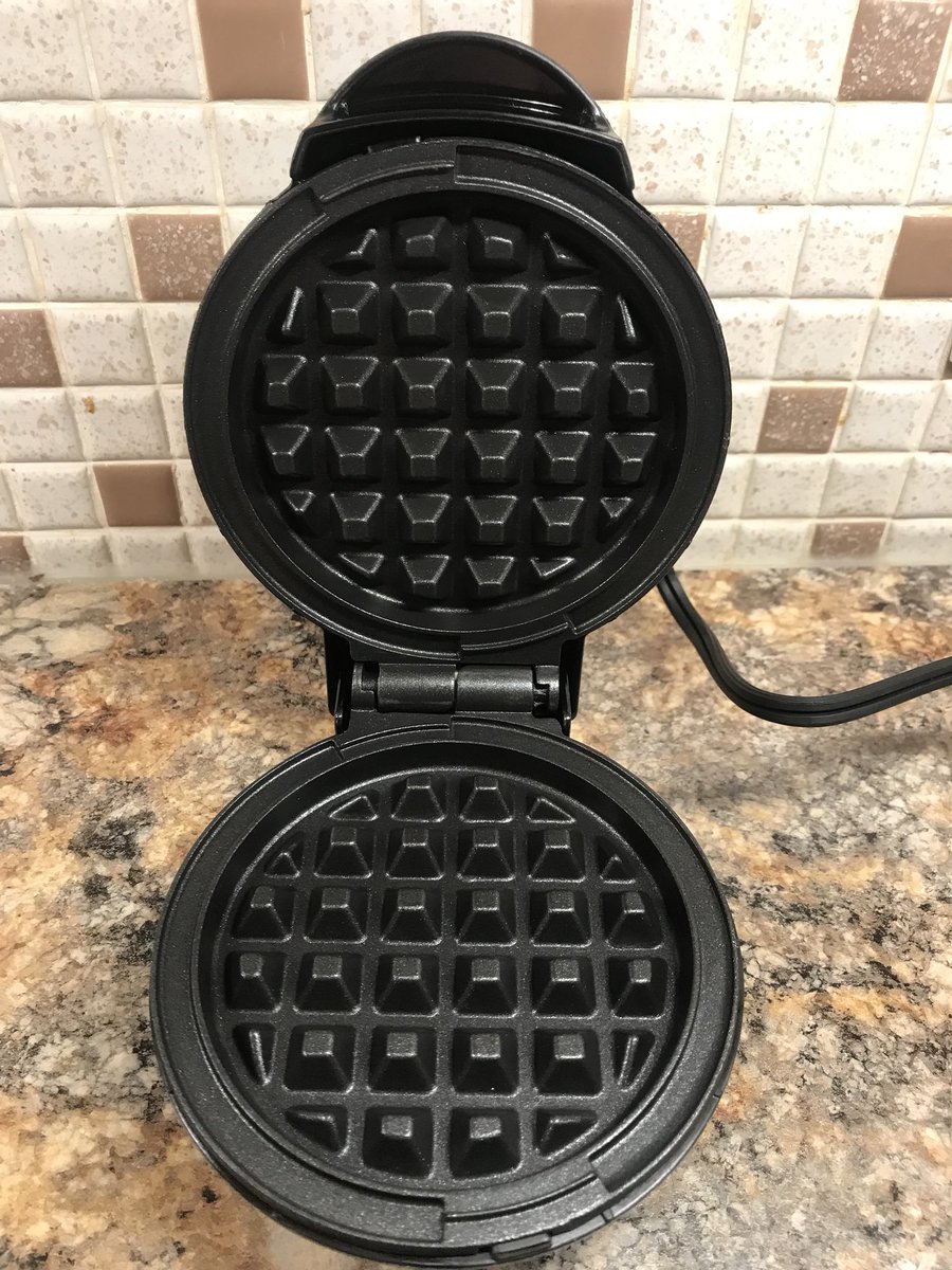 JeremyElliottNF's tweet photo. Another game changer
•
Been cooking a ton with shredded cheese to make wraps, pizza crust etc..
•
Today made my 1st chaffles on my new Dash mini waffle maker
•
Super easy & only 3 minutes 🤙
#food #protein #mmm #chaffles #carnivore #lifestyle #healthy #eating #training #camp https://t.co/fKlQGM0owa