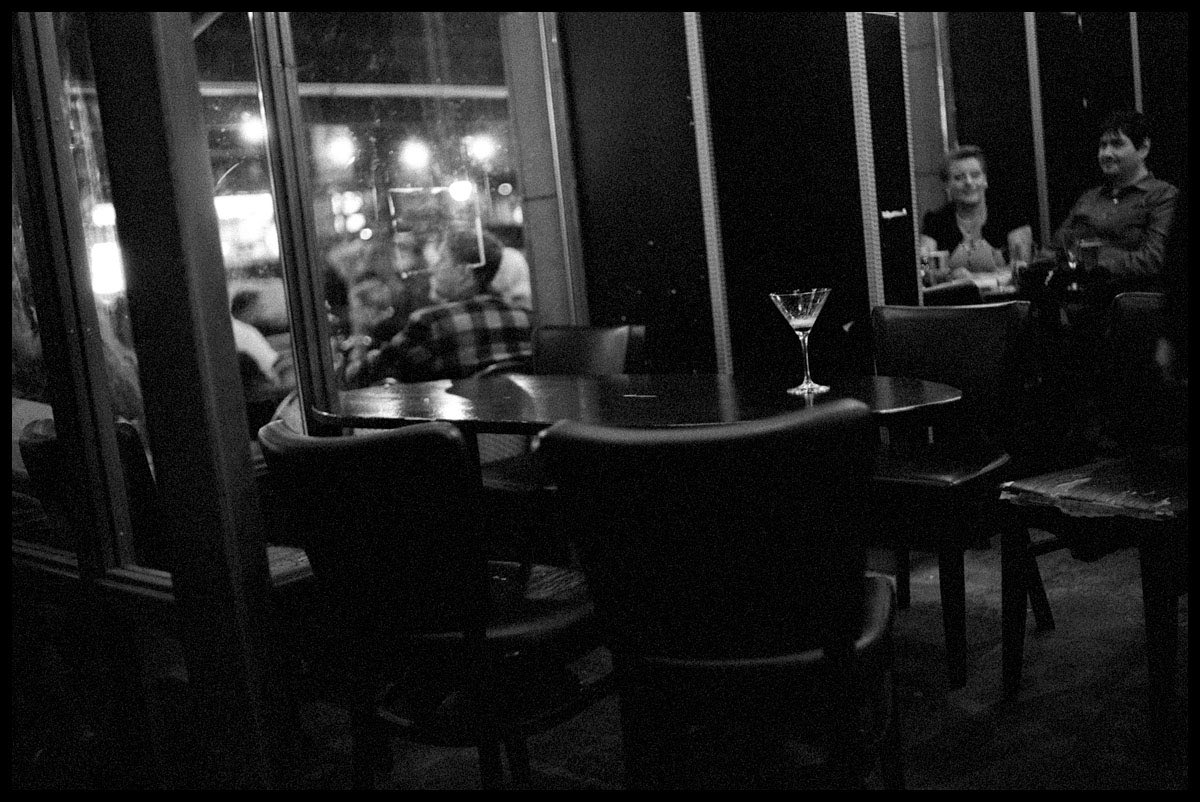 MickeRip's tweet photo. The last drink. Stockholm, Sweden. Leica M4, Voigtlander Nokton 35mm 1.2, Ilford HP5 800. #believeinfilm #istillshootfilm #analogphotography https://t.co/7s3rJjkFka