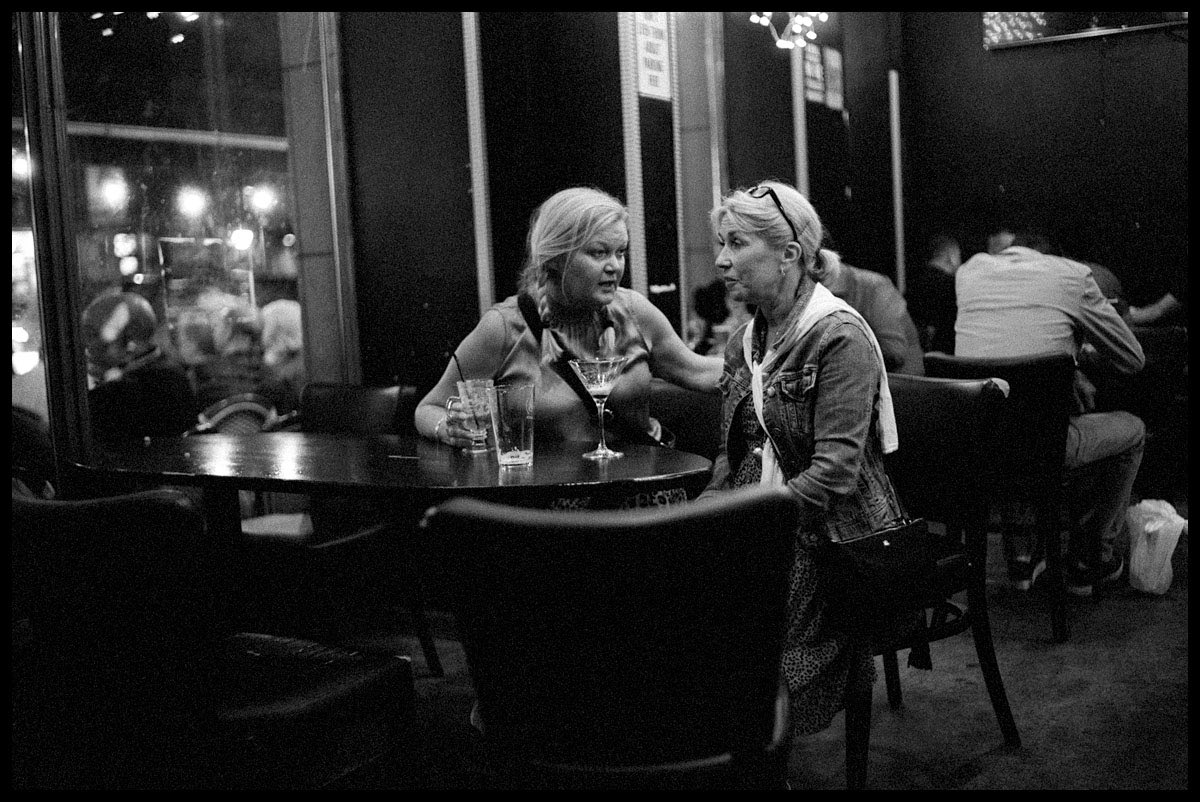 MickeRip's tweet photo. The last drink. Stockholm, Sweden. Leica M4, Voigtlander Nokton 35mm 1.2, Ilford HP5 800. #believeinfilm #istillshootfilm #analogphotography https://t.co/7s3rJjkFka