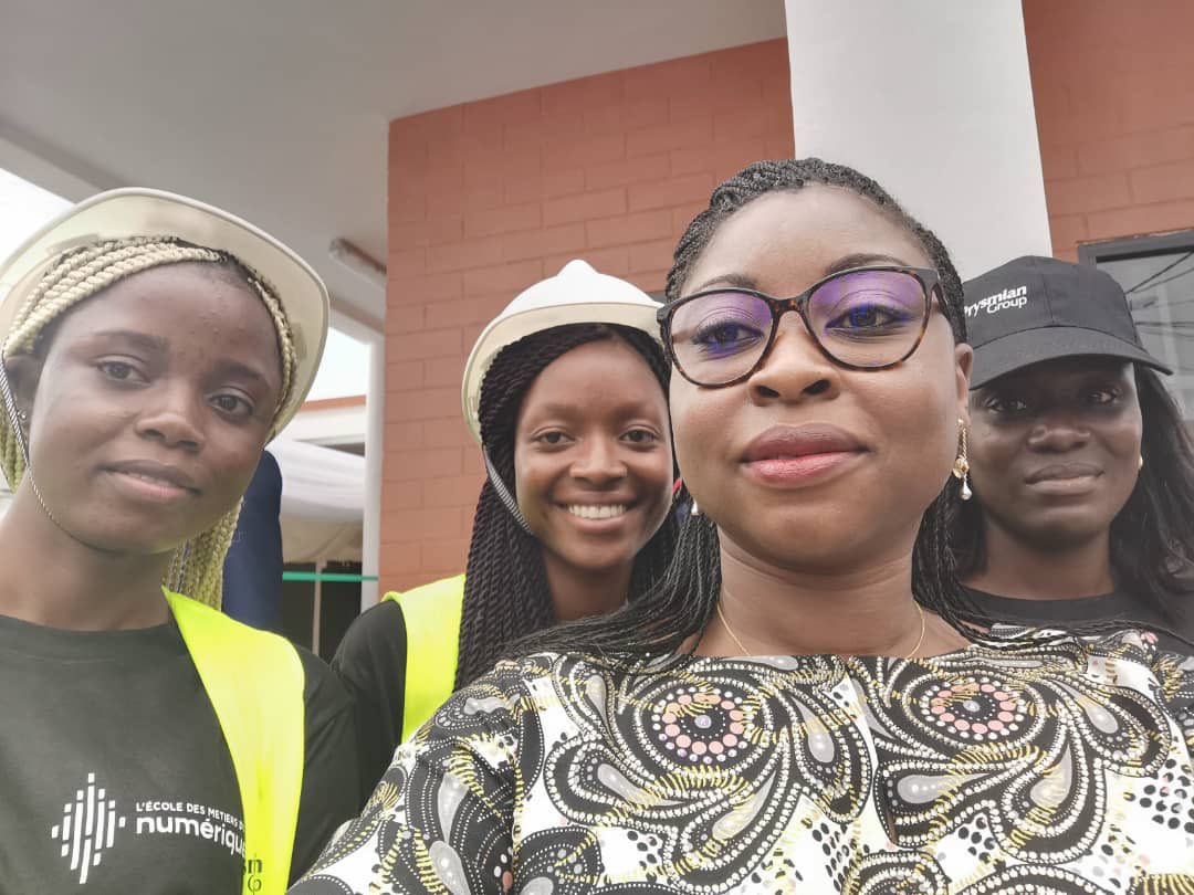 AurelieASZ's tweet photo. Heureuse d’avoir rencontré Faouziath, Ferolle et Edwige, toutes issues des deux premières cohortes de la formation «Technicien d’intervention Télécom et fibre optique » de l’Ecole des Métiers du Numérique (EMN) à l’occasion de l’inauguration de l’école. (1/3) https://t.co/vUsV5IoNH3
