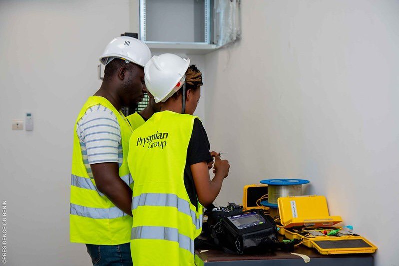 AurelieASZ's tweet photo. Heureuse d’avoir rencontré Faouziath, Ferolle et Edwige, toutes issues des deux premières cohortes de la formation «Technicien d’intervention Télécom et fibre optique » de l’Ecole des Métiers du Numérique (EMN) à l’occasion de l’inauguration de l’école. (1/3) https://t.co/vUsV5IoNH3