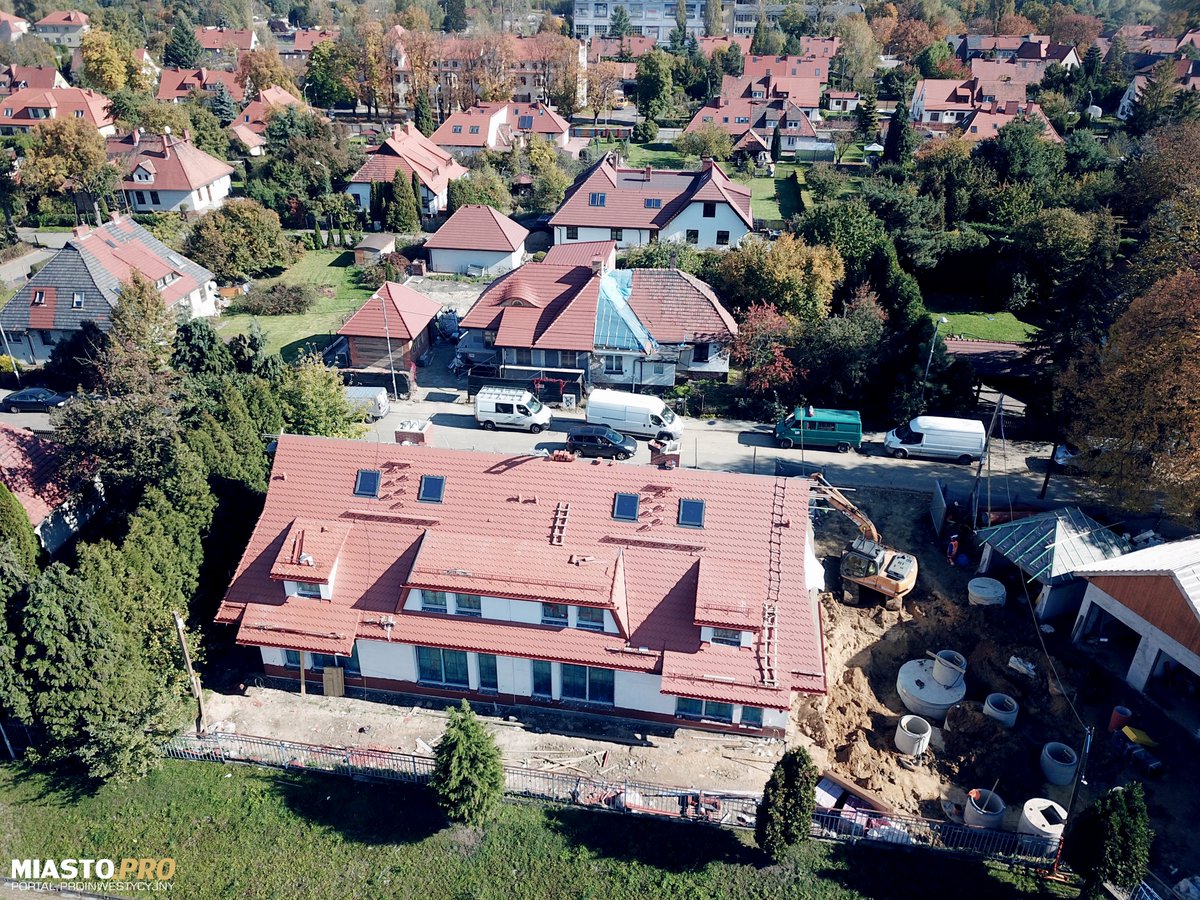 Miasto_PRO's tweet photo. Dobiega końca realizacja inwestycji #TBS #Katowice na Giszowcu. Przyjazny Zakątek jest pierwszym projektem spółki przeznaczonym na sprzedaż. Budynki z 16 dwupoziomowymi mieszkaniami powstają przy ul. Działkowej w sąsiedztwie historycznej zabudowy dzielnicy.
#mieszkania #Giszowiec https://t.co/8lNvLuhc4g