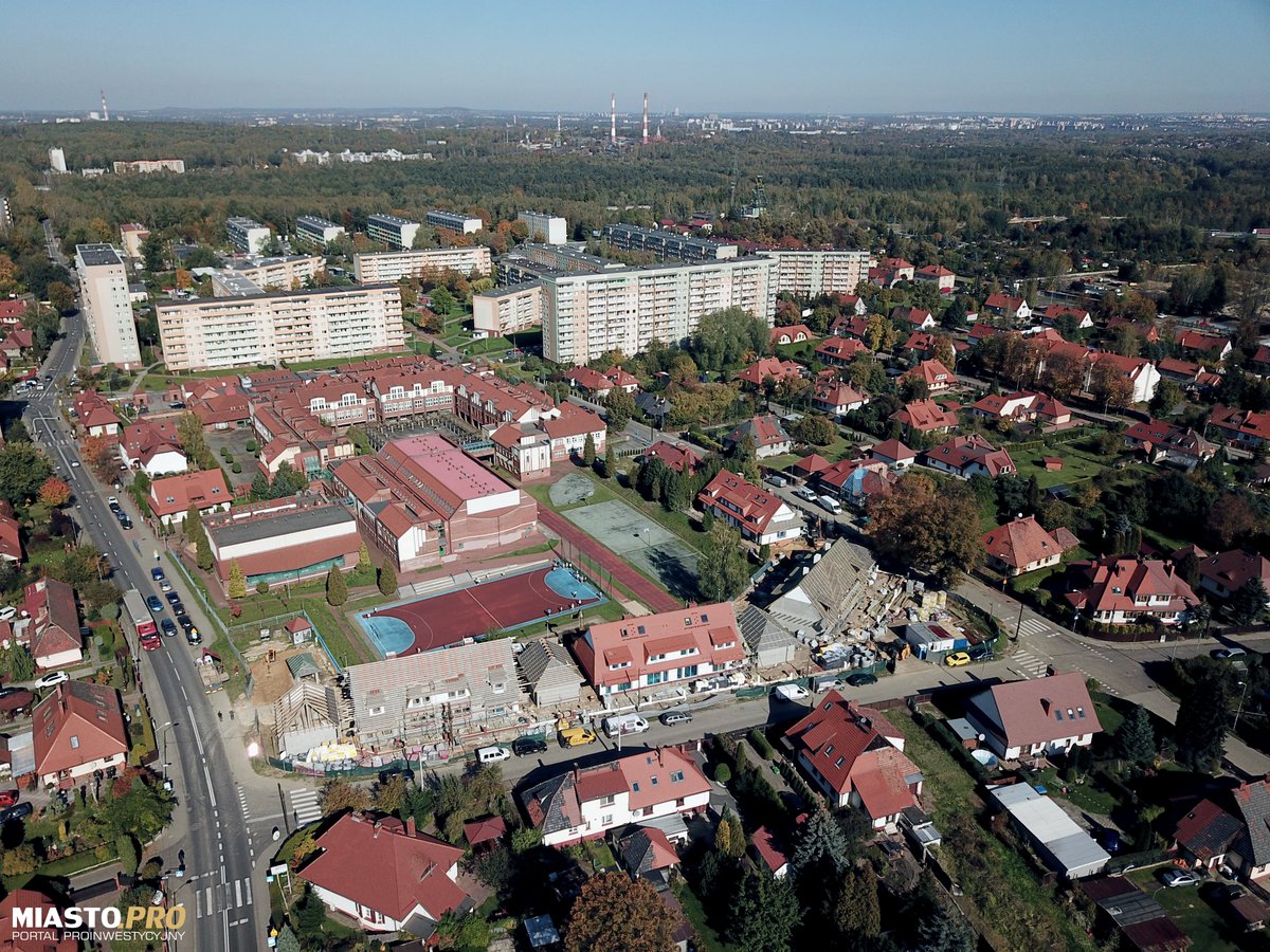 Miasto_PRO's tweet photo. Dobiega końca realizacja inwestycji #TBS #Katowice na Giszowcu. Przyjazny Zakątek jest pierwszym projektem spółki przeznaczonym na sprzedaż. Budynki z 16 dwupoziomowymi mieszkaniami powstają przy ul. Działkowej w sąsiedztwie historycznej zabudowy dzielnicy.
#mieszkania #Giszowiec https://t.co/8lNvLuhc4g