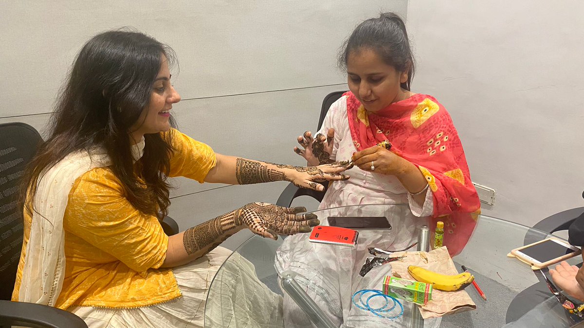 damiaservices's tweet photo. Happiness is looking at dark stained mehndi. Season of love Happy Karwa mehandi From Damia Global Services.
#mehandi #mehandii #mehandiπ #mehandiart #mehandinight #mehandilove #mehandidesign #mehandidesigns #mehandidesigner #karwachauth #karwa #karwachauth2022 https://t.co/BRven5k6id