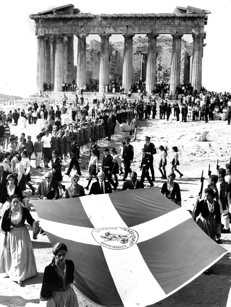 DiogenisSinopis's tweet photo. 12 October 1944: The End of Nazi Occupation of Greece. End of the  swastika on the holy rock of the Acropolis. #Nazi #Greece #Athens https://t.co/28iM2rMR0W